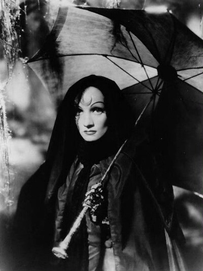 1935年，玛琳·黛德丽在《魔鬼是女人》中