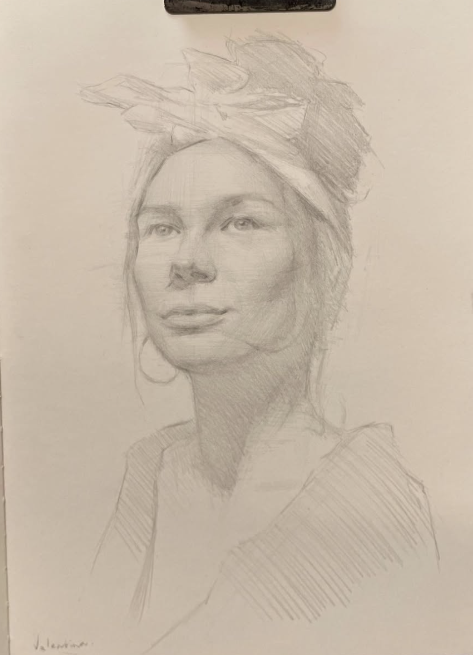 萨姆·克莱登是英国当代写实肖像与风景画家。他的艺术结合了19世纪现实主义、自然主义、文艺复兴与巴洛克风格，并融入印象派对光线与色彩的探索。克莱登强调“自然、光线、氛围与色彩设计”的力量，以油画捕捉人物与风景的瞬间美感。