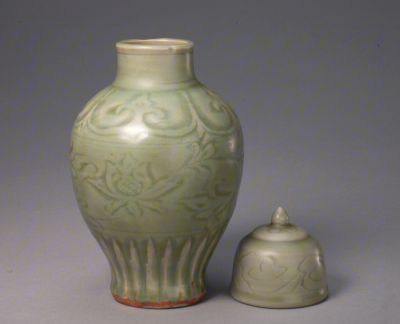 元代 龙泉窑青釉刻花盖罐故宫博物院藏