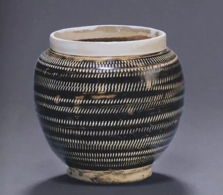 金代 磁州窑系黑地跳刀纹罐英国大维德基金会藏