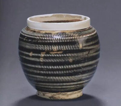 金代 磁州窑系黑地跳刀纹罐英国大维德基金会藏