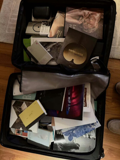 251205
金南俊更新ins