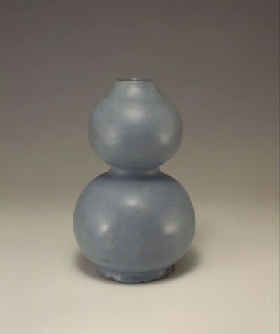 ▲ [金至元] 钧窑天蓝釉葫芦瓶高25.5厘米，口径5.2厘米，足径10.9厘米故宫博物院藏