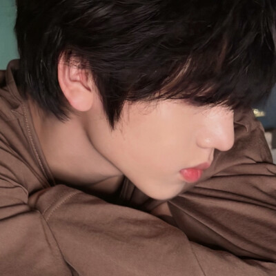 我真的没办法对犬系男停止怜惜之情，我感觉他只是在这里萌萌哒的站着，我就忍不住抚摸他的头发脸颊和敞开怀抱