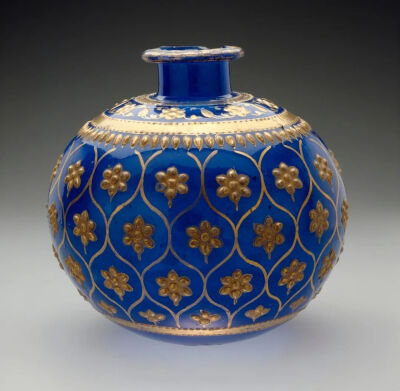 ▲ [莫卧儿印度] 钴蓝玻璃镀金嘟噜瓶，18世纪，15.24 x 15.72 厘米美国洛杉矶艺术博物馆藏