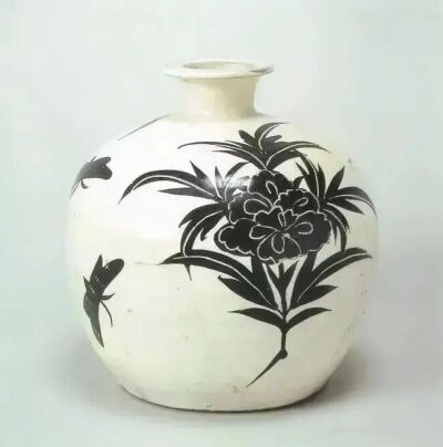 ▲ [北宋-金] 白地黑彩牡丹纹嘟噜瓶日本静冈 MOA美术馆