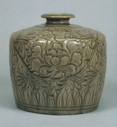 ▲ [北宋-金] 耀州窑牡丹纹嘟噜瓶，通高16.7厘米日本大阪 市立东洋陶磁美术馆