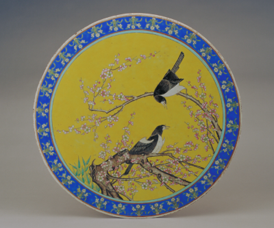 清同治 黄地粉彩梅鹊纹圆瓷片桌心故宫博物院藏