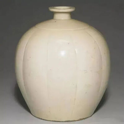 ▲ [北宋] 定窑白瓷瓜棱嘟噜瓶台北故宫博物院馆藏