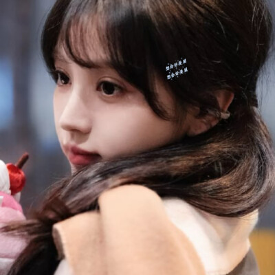 湖泊盈满你的瞳，你眼底的水色扰乱我心里的一场雪落