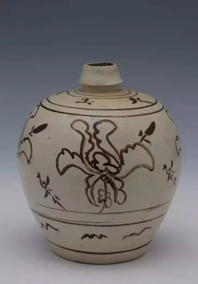 ▲ [金] 白釉褐彩牡丹纹嘟噜瓶观复博物馆藏