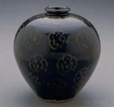 ▲ [南宋] 吉州窑梅花纹嘟噜瓶美国波士顿美术馆藏