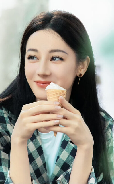 - 迪丽热巴 / 聂九罗 。