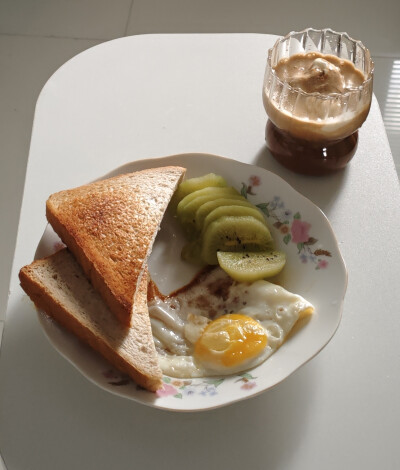 11.7 雪球咖啡 吐司 猕猴桃 煎蛋