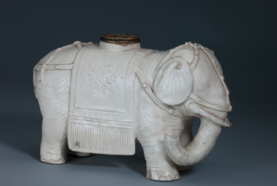 ▲元 彭城窑仿定白釉象式花插 故宫博物院 