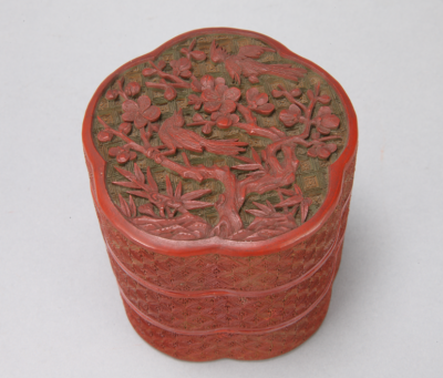 清代 剔红梅花双鹊纹梅花式二层套盒故宫博物院藏