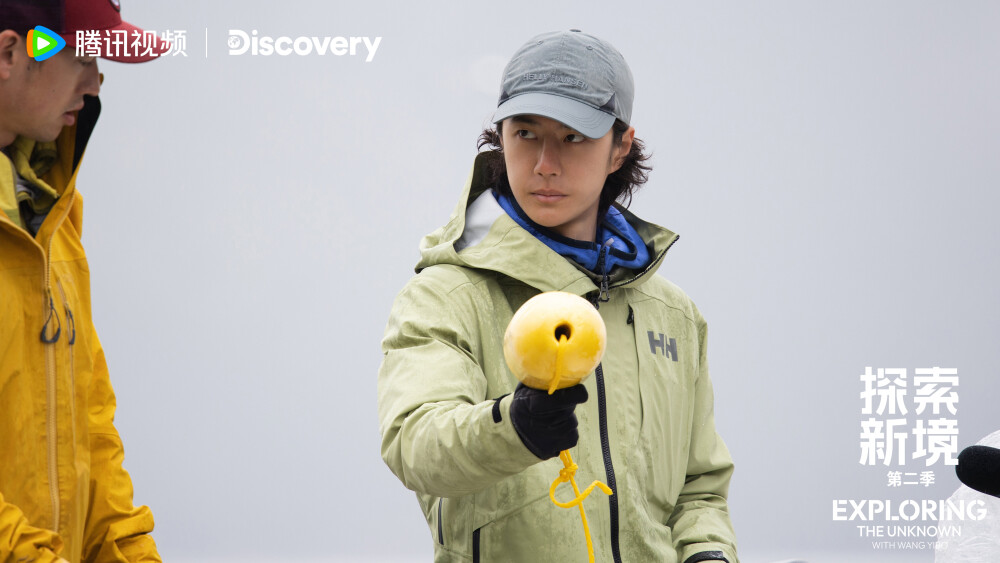 探索新境：
#王一博首次挑战深水抱石# #探索新境# EP05剧照掉落，在加拿大豪湾初次体验深水抱石；海钓时和大鱼“搏斗”，学会正确的捕鱼节奏，本周和@UNIQ-王一博 及攀岩搭档@RyderStroud-史瑞德 一起在海上探险！#探索新境登顶计划# ​​​