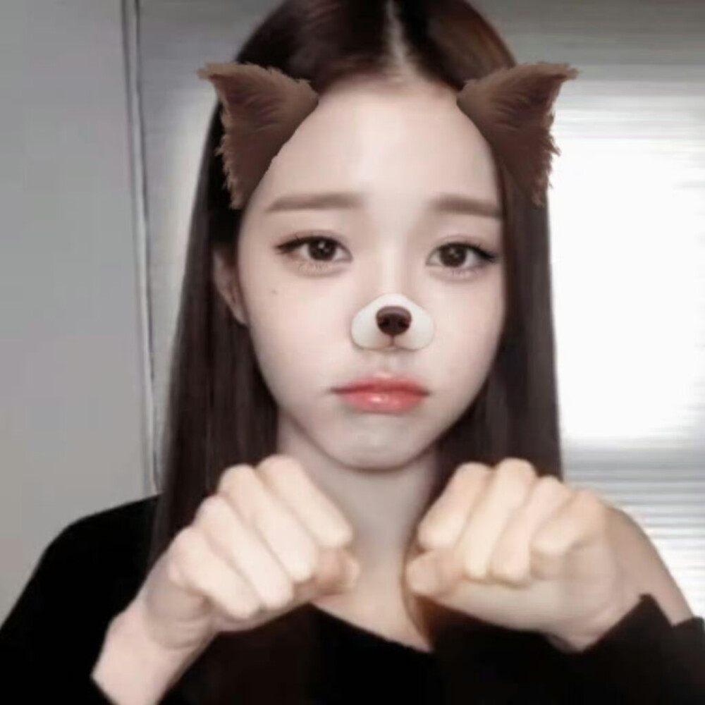 你的左眉稍稍低垂