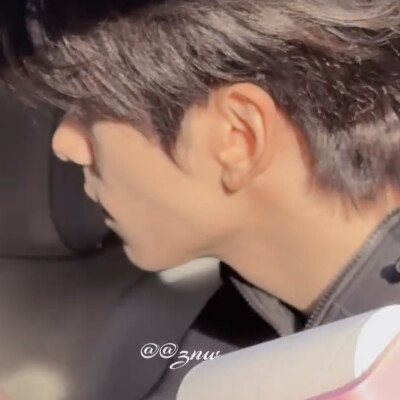 阳光下的小男孩