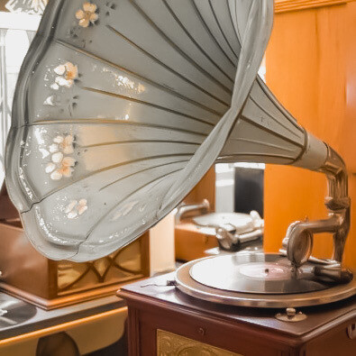 唯独心脏是雪花绣的痂 靠近你就融化