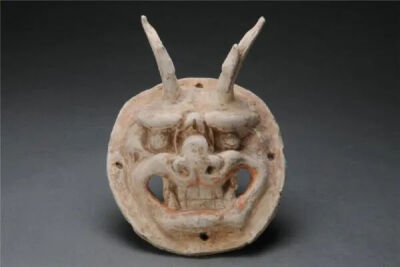 唐代 彩绘兽首面具长23.5厘米，宽22厘米，厚12厘米1986年河南巩义康店砖厂出土