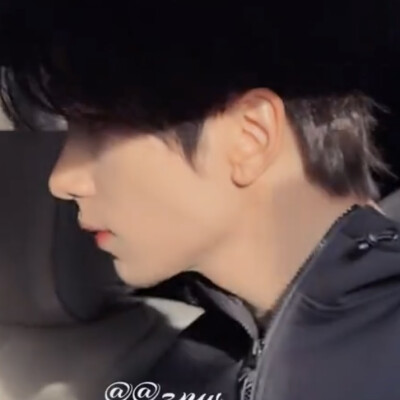 阳光下的小男孩