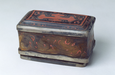 西汉 描彩漆云气纹银扣奁故宫博物院藏