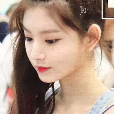 我想这个侧马尾背带裤女孩了