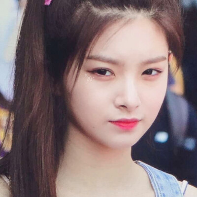 我想这个侧马尾背带裤女孩了