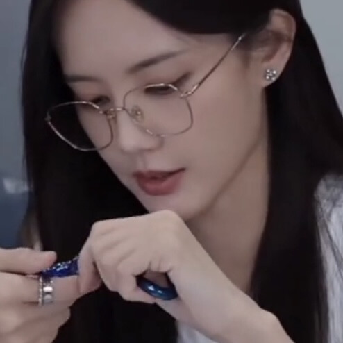 在我最不顾一切的时候你犹豫了 还好你犹豫了 浅尝辄止 感谢命运高抬贵手