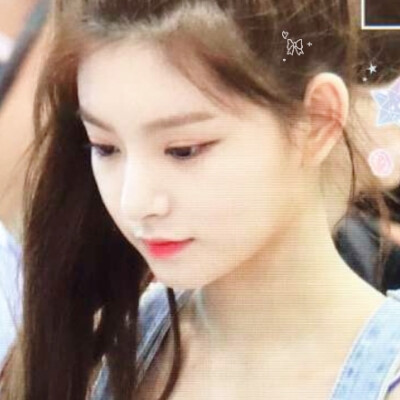 我想这个侧马尾背带裤女孩了