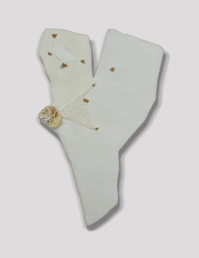 2025年，116cm X 69cm，（布面岩彩）亚麻布、珊瑚、海绵、水晶、石膏、青金、砂、贝等，©任之晓