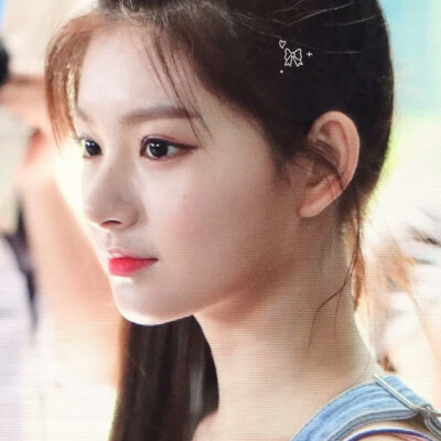 我想这个侧马尾背带裤女孩了