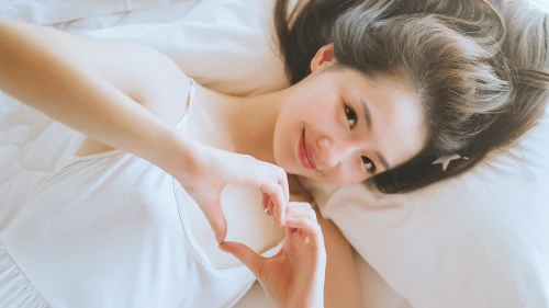 床上爱心手势 卧室 温馨 白色 1080P