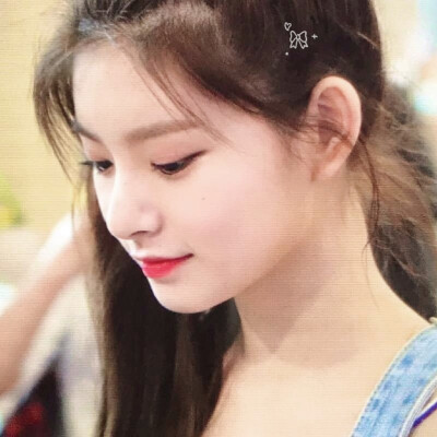 我想这个侧马尾背带裤女孩了