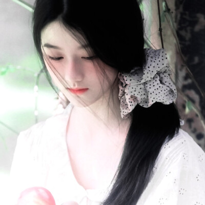 你撑伞走过青石版惊起一滩绿意、