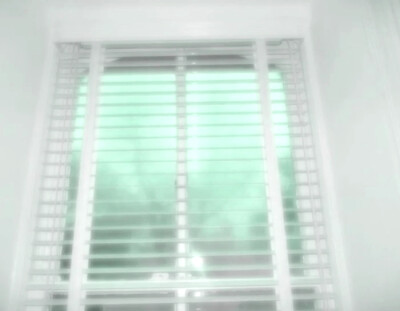 你撑伞走过青石版惊起一滩绿意、