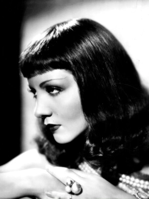 1934年，克劳黛·考尔白在塞西尔·B·戴米尔《埃及艳后》中。 ​​​