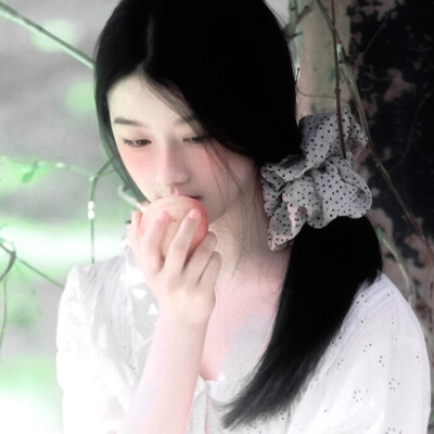 你撑伞走过青石版惊起一滩绿意、