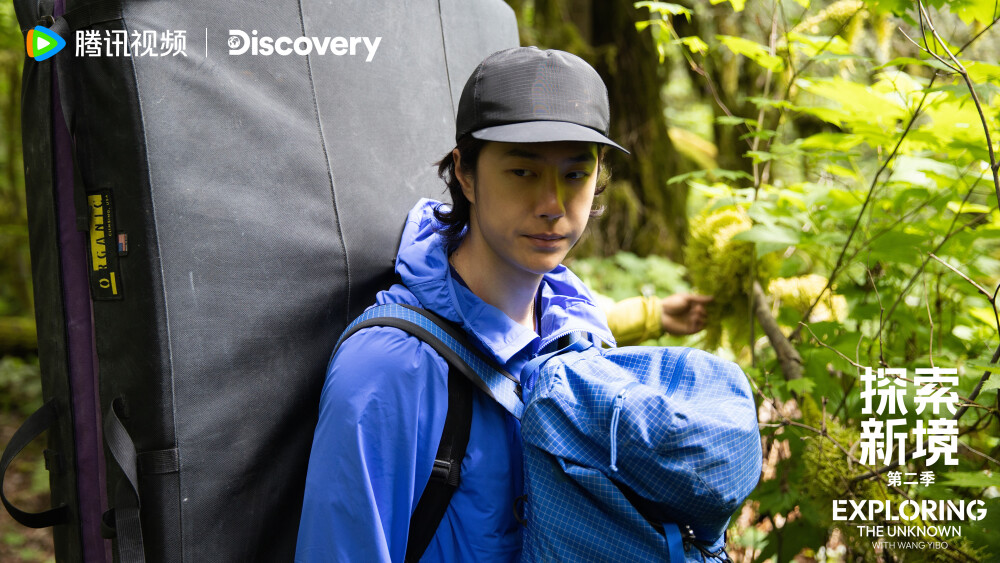 探索新境：
#王一博开拓攀岩新线路# EP06人物剧照请查收！在切卡莫斯河体验白水桨板，在森林中做户外抱石运动，在加拿大狮子湾开启一博的首攀项目！和@UNIQ-王一博 一起为斯阔米什的旅程倒计时吧！#探索新境登顶计划# ​​​