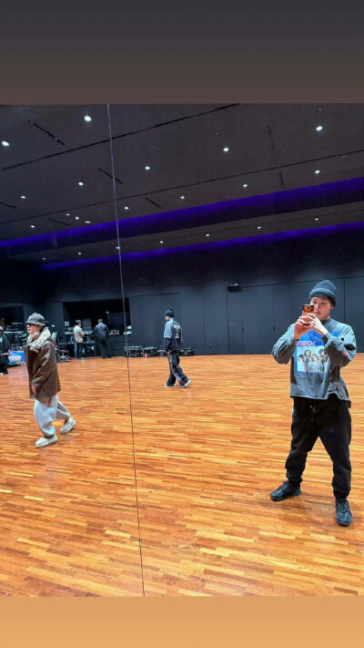 251212
金南俊更新story