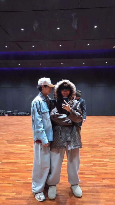 251212
郑号锡更新story