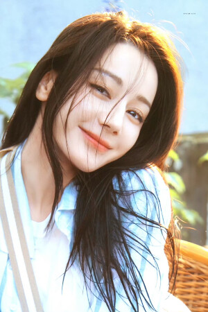 - 迪丽热巴 / 聂九罗 。