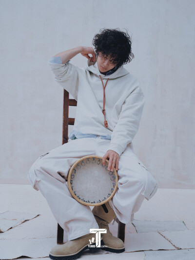 T中文版：
#王一博T锦绣12月刊封面# #王一博纯粹素颜杂志大片# #王一博一个人的狂欢杂志大片#
给 @UNIQ-王一博 几件乐器，他会怎么玩？
对王一博说，不用看镜头，他会给出哪种目光？
总之，没有多余的念头，自得其…