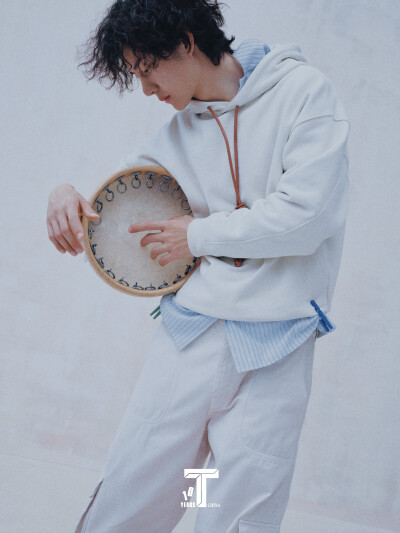 T中文版：
#王一博T锦绣12月刊封面# #王一博纯粹素颜杂志大片# #王一博一个人的狂欢杂志大片#
给 @UNIQ-王一博 几件乐器，他会怎么玩？
对王一博说，不用看镜头，他会给出哪种目光？
总之，没有多余的念头，自得其…