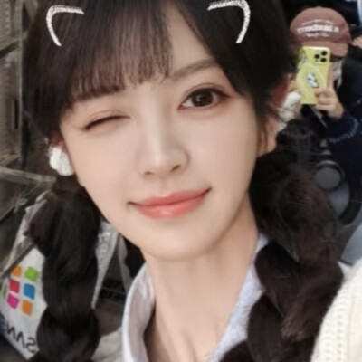 你继续对着镜头呆萌的笑，我在屏幕后面一点都不心动，不开心！