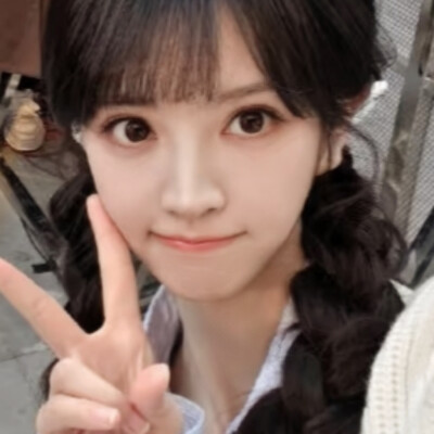 你继续对着镜头呆萌的笑，我在屏幕后面一点都不心动，不开心！