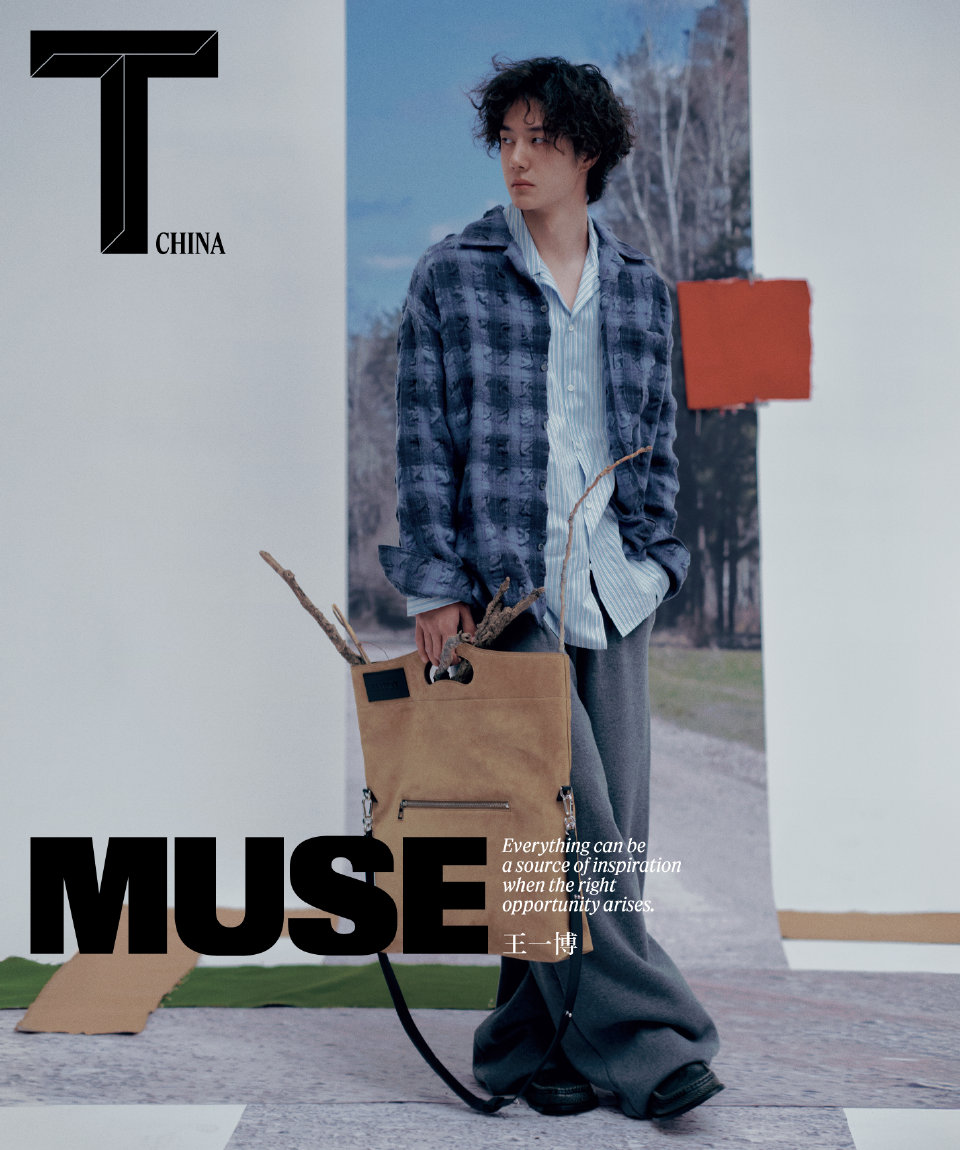 T中文版：
#王一博T锦绣12月刊封面# #王一博纯粹素颜杂志大片# #王一博一个人的狂欢杂志大片#
第四次《T》中文版封面拍摄，@UNIQ-王一博 没有化妆。
这个决定一拍即合 —— 他也不想化。2025 年，王一博把大量时间交给了身体。不是为了展示技巧，也不是为了完成谁的叙事，而是一次次将自身置入复杂而妙趣横生的环境，磨练耐性，学会判断。
在这样的状态里，修饰是多余的。面孔只是身体的一部分，和肌肉、心跳、呼吸一样，是机能，是载体。所以你会看到，28 岁的王一博有着具体的快乐 —— 那是一种高度的专注，也是允许自己不去抓取任何「意义」。或者说，他的快乐，与如何自处息息相关。
我们很高兴看到这样的王一博。这就像是，一个人在路上走了很久，你以为他会随时增加行囊的容量，但其实，他只捡拾了几根枝丫。空，也是另一种满。
《T》中文版 12 月刊，与王一博一起，或快乐，或放空。
摄影：@许闯Trunk
品牌鸣谢：@LOEWE罗意威
