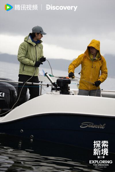 探索新境：
#探索新境# 剧照掉落～放网捕鱼、甩杆垂钓，@UNIQ-王一博 海钓进行中...安静等鱼上钩，专注又松弛。 #探索新境登顶计划# ​​​