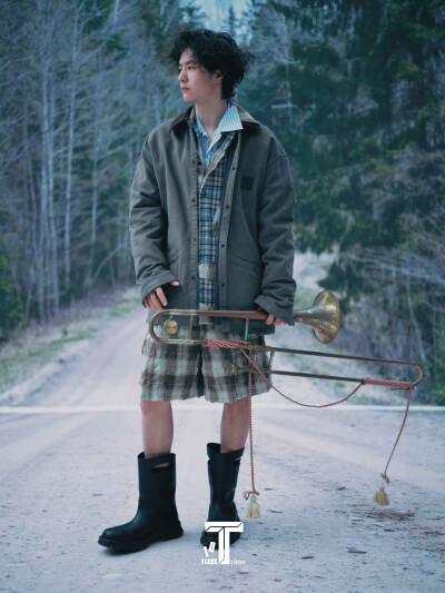 T中文版：
#王一博T锦绣12月刊封面# #王一博纯粹素颜杂志大片# #王一博一个人的狂欢杂志大片#
给 @UNIQ-王一博 几件乐器，他会怎么玩？
对王一博说，不用看镜头，他会给出哪种目光？
总之，没有多余的念头，自得其…